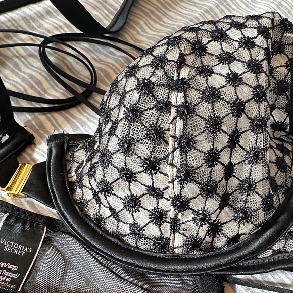 Victoria's Secret Black and Cream Lingerie Set - Picture 5 of 8